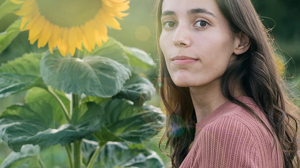 Une femme dans un champ de tournesols