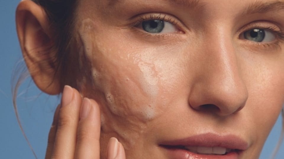 Femme se frottant le visage